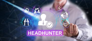 Adam dokunmatik ekranda işe alım konseptine parmağıyla dokunuyor.