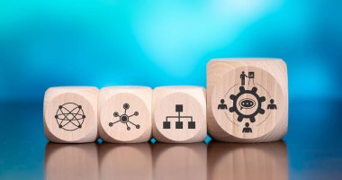 Mavi arka planda atölye konsepti sembollü tahta bloklar