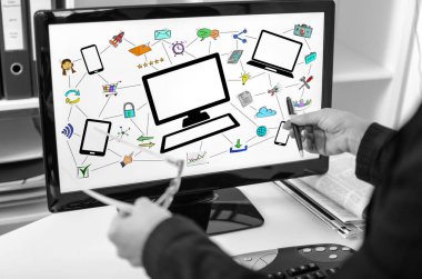 İş kadını bilgisayar ekranında ağ iletişim kavramını gösteriyor