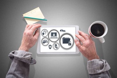 Gizli veri kavramını gösteren bir tablet kullanan erkek eller