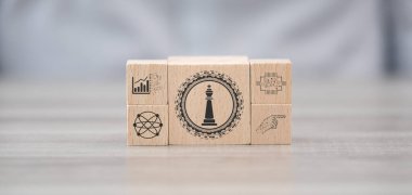 Dijital strateji konsepti sembollü tahta bloklar