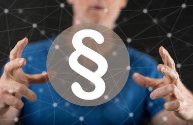 Arka planda bir adamın elleri arasındaki hukuk kavramı