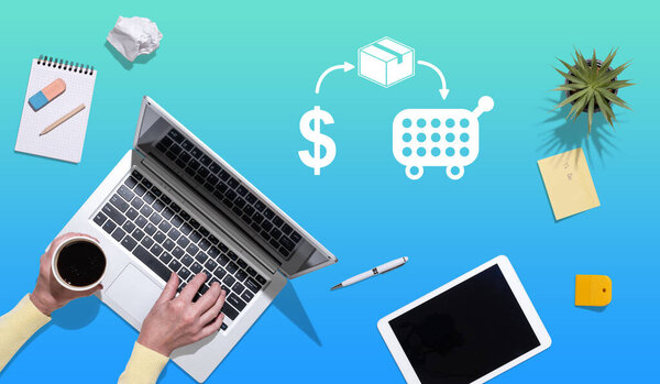 Вид сверху руки, использующей ноутбук с символом концепции покупки