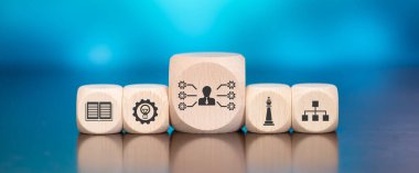 Mavi arka planda yeterlik sembolü olan tahta bloklar