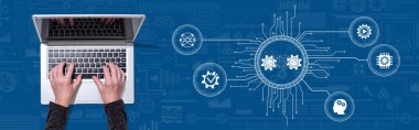 Otomasyon konsepti sembollü dizüstü bilgisayar kullanan ellerin üst görünümü