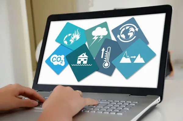 Tangan Pada Laptop Dengan Layar Menunjukkan Konsep Perubahan Iklim Stok Gambar