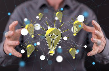 Arka planda bir adamın elleri arasındaki yenilik kavramı