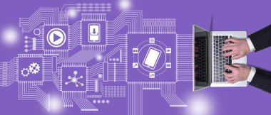 Mobil uygulama kavramının sembolü olan dizüstü bilgisayar kullanan ellerin üst görünümü