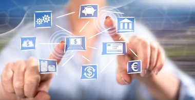 Bir kadın dokunmatik ekranda parmaklarıyla online bankacılık kavramına dokunuyor.