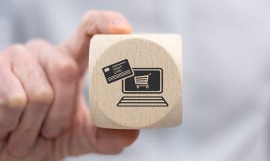 E-ticaret kavramının sembolü olan tahta bir küp.