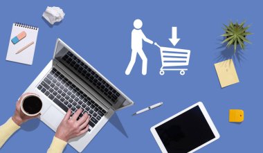 Satın alma kavramının sembolü olan dizüstü bilgisayar kullanan ellerin üst görünümü