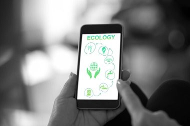 Ekoloji konsepti olan bir akıllı telefonu tutmak