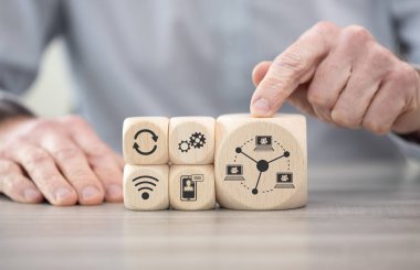 Telekonferans sembollü tahta bloklar.