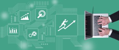 Motivasyon konsepti sembolü olan dizüstü bilgisayar kullanan ellerin üst görünümü