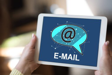 E-posta konseptini görüntüleyen tablet ekranı