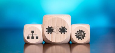 Mavi arkaplanda makine öğrenme kavramının sembolü olan tahta bloklar