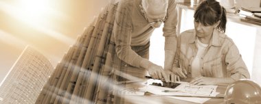 Yeni inşaat projesinde çalışan ve dijital tablet kullanan mimarlar; çoklu pozlama