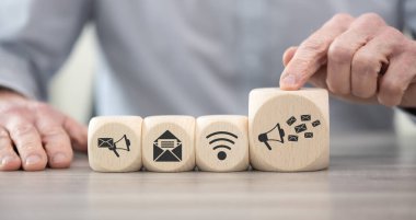 E-posta pazarlama kavramına sahip tahta bloklar