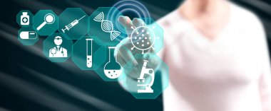 Bir kadın dokunmatik ekranda tıbbi araştırma konseptine parmaklarıyla dokunuyor.