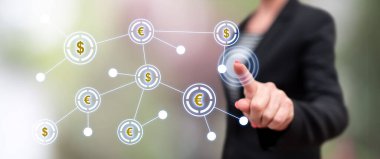 Onun parmak dokunmatik ekranlı cep bilgisayarlarda finansal ağ dokunmadan kadın