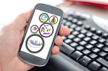 İş stratejisi konseptini gösteren bir akıllı telefonu elinde tutmak