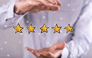 Arka plandaki bir adamın elleri arasındaki kalite kavramı