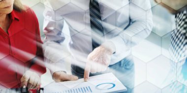 Toplantıdaki iş adamları ofiste mali sonuçları, ışık efektini, geometrik şablonu tartışıyor