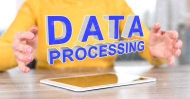 Arka planda bir kadının el arasında veri işleme konsepti ile dijital tablet