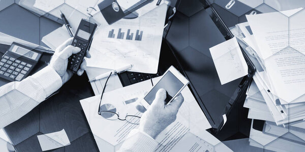 Empresario Trabajando Escritorio Desordenado Desordenado Patrón Geométrico — Foto de Stock