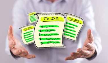 Liste kavramını arka plandaki bir adamın ellerinden üstün tutmak.