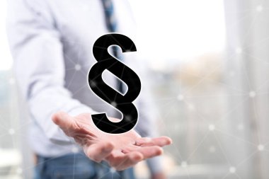 Hukuk kavramı, arka plandaki bir adamın elinden üstündür.