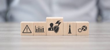 Kriz yönetimi konsepti sembollü tahta bloklar