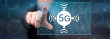 Bir adam dokunmatik ekranda 5G konseptine parmağıyla dokunuyor.