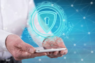 Veri güvenliği kavramı, elle tutulan bir akıllı telefonun üzerinde