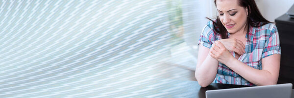 Молодая деловая женщина, страдающая от боли в запястье; панорамный баннер