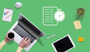 Eylem planının sembolü olan dizüstü bilgisayar kullanan ellerin üst görünümü