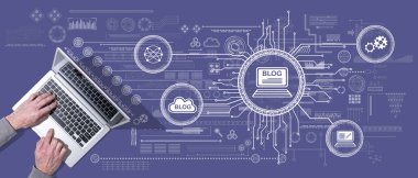 Günlük kavramının sembolü olan dizüstü bilgisayar kullanan ellerin üst görünümü