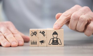 Grev sembollü tahta bloklar