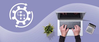 İş akışı kavramının sembolü olan dizüstü bilgisayar kullanan ellerin üst görünümü