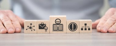 Bilgi kavramının sembolü olan tahta bloklar