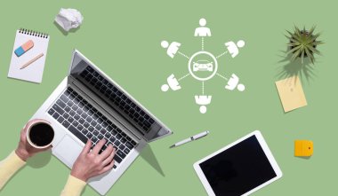 Araba paylaşım kavramına sahip dizüstü bilgisayar kullanan ellerin üst görünümü