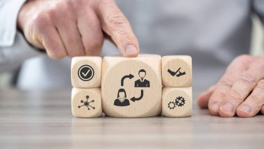 İş geçişi kavramının sembolü olan tahta bloklar