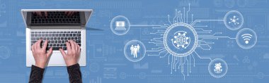 Küreselleşme kavramının sembolü olan dizüstü bilgisayar kullanan ellerin üst görünümü