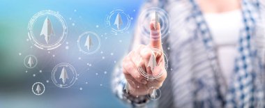 Bir kadın dokunmatik ekranda başlangıç konseptine parmağıyla dokunuyor