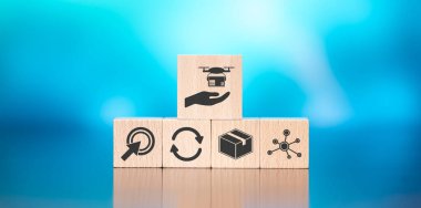 Ahşap bloklar mavi arka planda İHA taşıma kavramının sembolü.