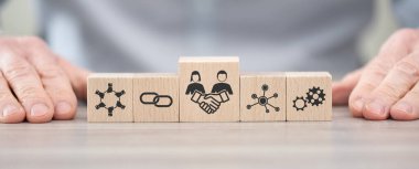 Dostluk sembolü olan tahta bloklar.