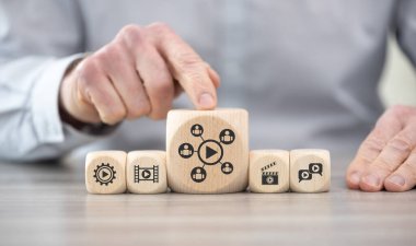 Video pazarlama kavramının sembolü olan tahta bloklar