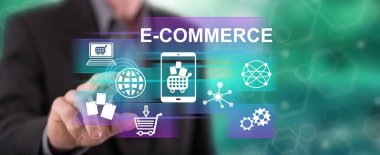 Adam dokunmatik ekranda bir e-ticaret konseptine parmağıyla dokunuyor.
