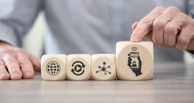 Video konferans konsepti sembollü tahta bloklar