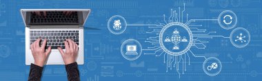 Küreselleşme kavramının sembolü olan dizüstü bilgisayar kullanan ellerin üst görünümü
